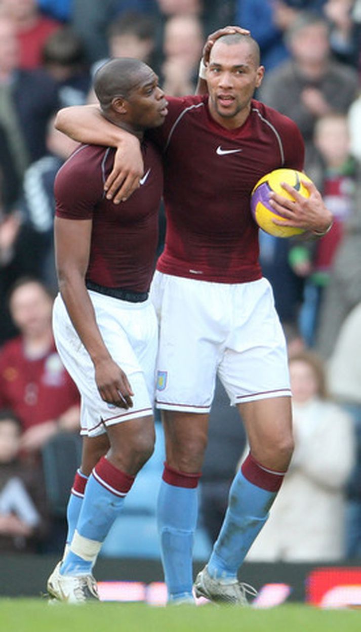 Harewood, til vinstri, með John Carew.