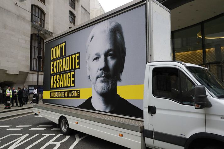 Sendiferðabíl með plakati þar sem framsali Assange til Bandaríkjanna var mótmælt var lagt fyrir utan Old Bailey-dómshúsið í London í dag.