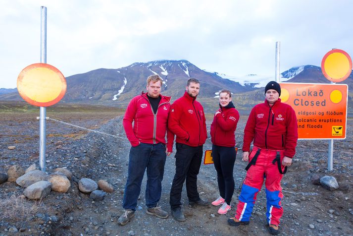 Meðlimir Dalbjargar við afleggjarann að Gæsavatnaleið.