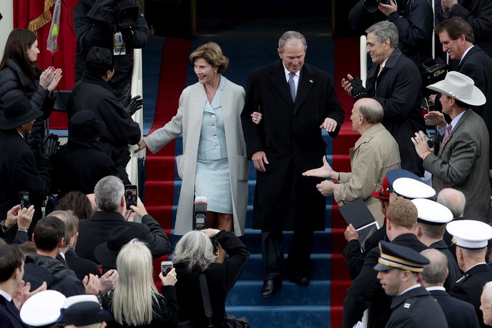 Laura Bush naut töluverðra vinsælda á tíð sinni sem forsetafrú, þrátt fyrir að vinsældir eiginmanns hennar döluðu mikið þegar leið á