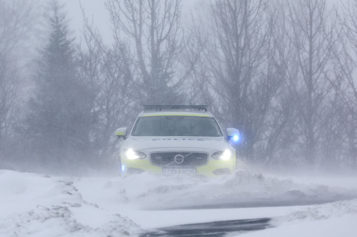 Lögreglan fylgist vel með í dag. Myndin er tekin við Breiðholtsbraut þar sem búið er að loka vegna bíla sem eru fastir.