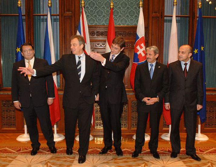 Tregir til að fylgja Blair. Tony Blair, forsætisráðherra Bretlands sem nú gegnir formennskunni í ESB, og starfsbræður hans frá nýju aðildarríkjunum, Tékklandi, Ungverjalandi, Slóvakíu og Póllandi, í Búdapest á föstudag.