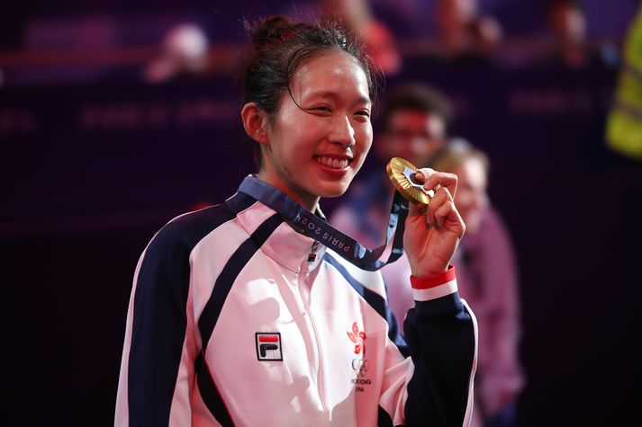 Vivian Kong frá Hong Kong með gullverðlaunin sín sem hún vann í skylmingum. Hún fær yfir 106 milljónir í bónus frá ríkinu.