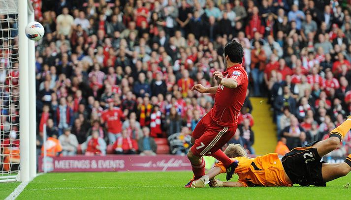 Luis Suarez skýtur hér í stöngina í leik á móti Bolton.