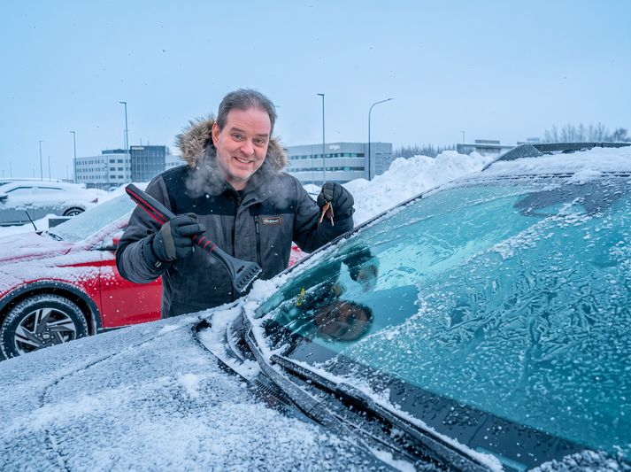 Fyrsti frostmorgunninn getur komið fyrr en maður býst við. Góð rúðuskafa og réttur vetrarbúnaður geta þá skipt miklu.