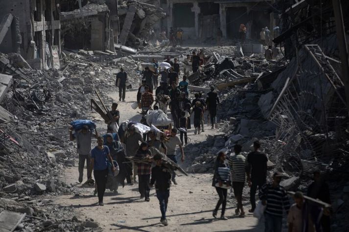 Fjöldi Palestínumanna sneri aftur að heimilum sínum eftir að vopnahlé tók gildi í gær. Mikil eyðilegging blasir við.