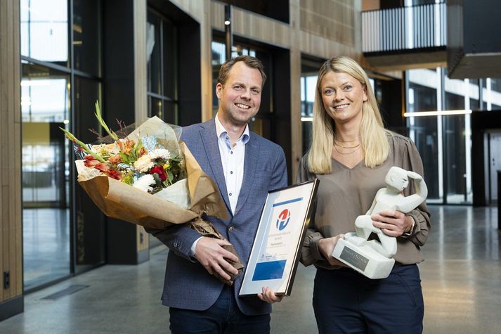 Guðrún Þorgeirsdóttir, stofnandi og framkvæmdastjóri viðskiptaþróunar PayAnalytics og Garðar Hauksson, stofnandi og tæknistjóri með Nýsköpunarverðlaunin 2023.