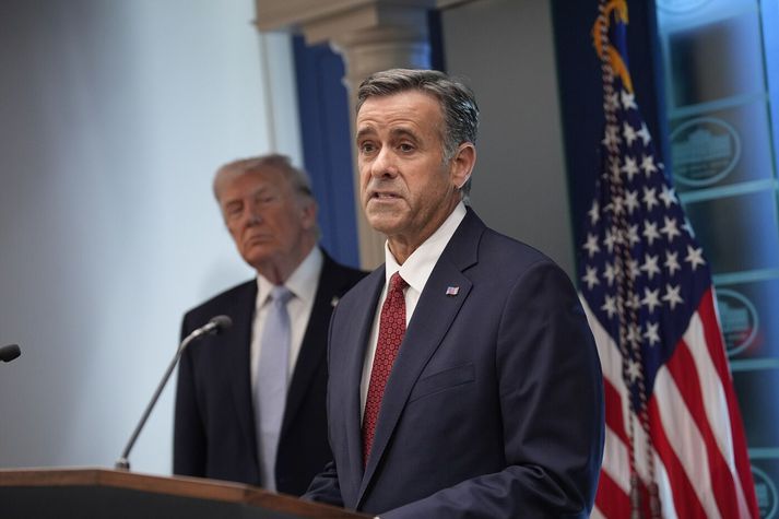 John Ratcliffe, yfirmaður CIA, og Donald Trump, forseti. Bandaríkjamenn eru sagðir hafa áhyggjur af mögulegri árás Rússa á ríki í Atlantshafsbandalaginu.