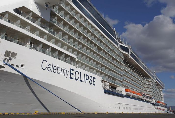 Við Skarfahöfn Skemmtiferðaskipið Celebrity Eclipse lagðist að bryggju í Reykjavík í gær en skipið er engin smásmíði. Það er rúmir 300 metrar að lengd, tæpir 50 metrar að breidd og er samanlagður fjöldi áhafnar og farþega 4.400 manns.Fréttablaðið/VALLI