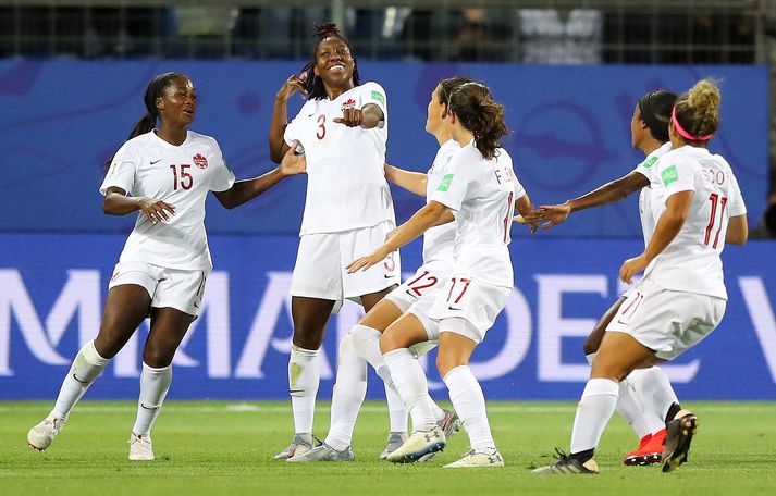 Kadeisha Buchanan fagnar marki sínu gegn Kamerún.