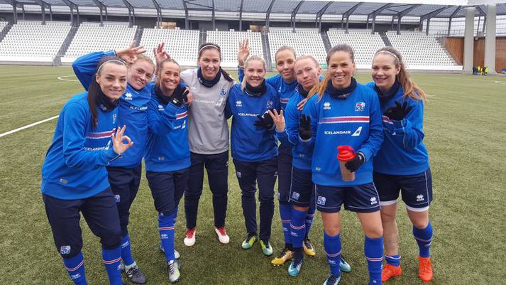 Talið frá vinstri: Hallbera Guðný Gísladóttir, Sif Atladóttir, Fanndís Friðriksdóttir, Guðbjörg Gunnarsdóttir, Rakel Hönnudóttir, Anna Björk Kristjánsdóttir, Gunnhildur Yrsa Jónsdóttir, Sara Björk Gunnarsdóttir og Harpa Þorsteinsdóttir.