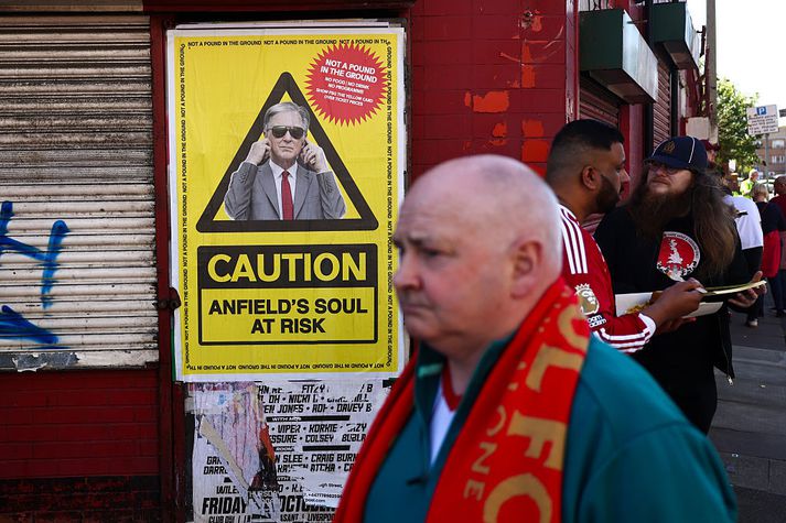 Sál Anfield er í hættu, sagði á gulum spjöldum sem stuðningsmenn Liverpool sýndu á síðasta heimaleik við Crystal Palace.