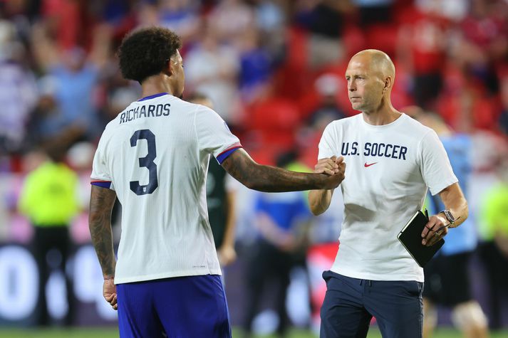 Chris Richards og Gregg Berhalter hugga hvorn annan að leik loknum. Óvíst er hvort sá síðarnefndi haldi starfi sínu.