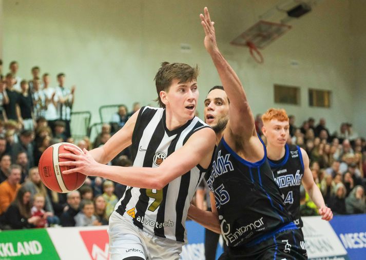 Þórir Þorbjarnarson kemst framhjá Jordan Sample og keyrir í átt að körfunni. 