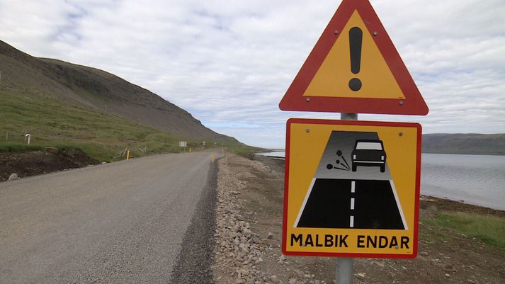 Malbikið í átt að Látrabjargi endar núna í sunnanverðum Patreksfirði, skammt vestan við bæinn Hvalsker. Þar tekur við 35 kílómetra malarvegur að Bjargtöngum.