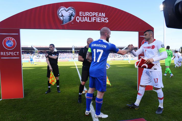 Fyrirliðarnir Aron Einar Gunnarsson og Burak Yilmaz heilsast fyrir síðasta landsleik Íslands og Tyrklands.