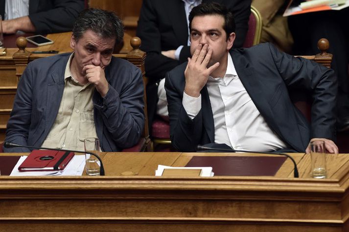 Pólitísk framtíð Alexis Tsipras í óvissu eftir að tæplega þriðjungur þingmanna flokks hans greiddi atkvæði gegn lánapakka Evrópu í nótt.