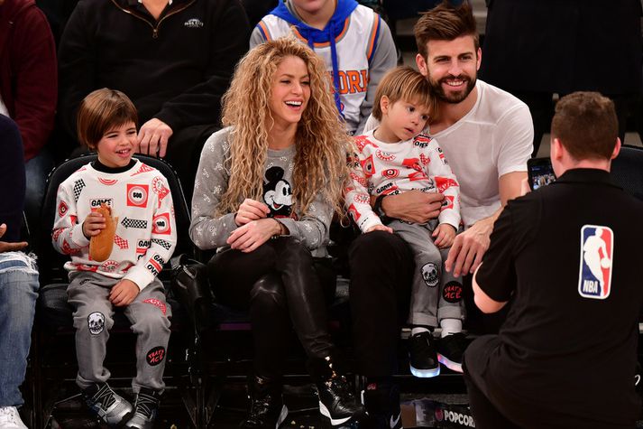 Gerard Pique, Shakira og strákarnir þeirra á körfuboltaleik.