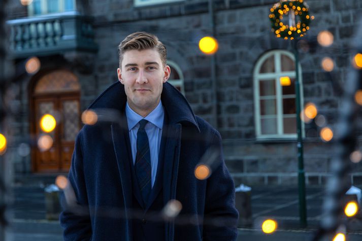 Snorri Másson taldi sig hafa greint ákveðið mynstur í þeirri hefði að hrópa heyr, heyr! í þingsal; þar réði ekki fölskvalaus aðdáun á ræðumanni heldur stundaði meirihlutinn þetta þegar hann væri hvað minnstur í sér.