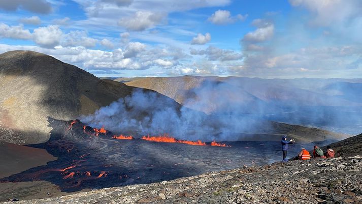 Vésteinn Örn Pétursson fréttamaður okkar er á gossvæðinu ásamt Einari Árnasyni tökumanni og streyma þeir beint frá gosinu. Nokkuð af göngufólki er einnig á svæðinu