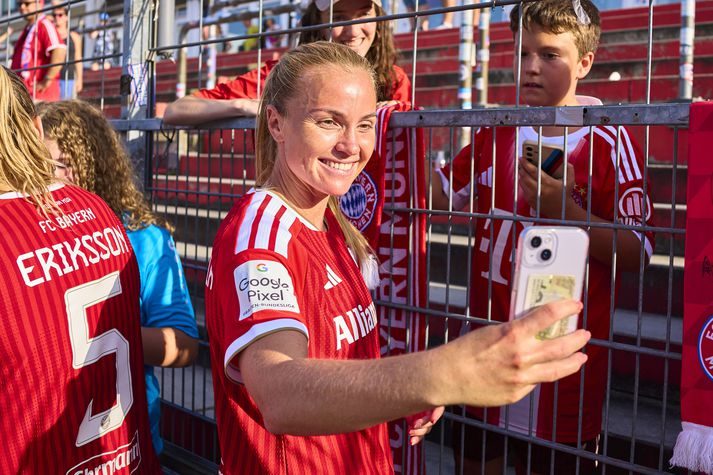 Glódís Perla Viggósdóttir tekur mynd af sér með ungum aðdáenda.