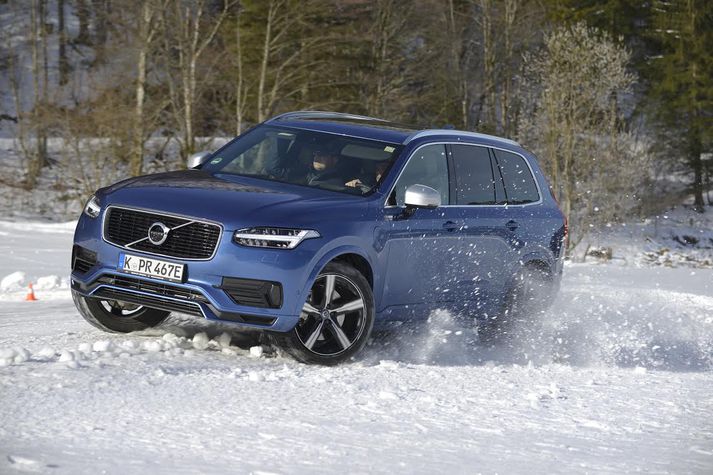 Volvo XC90 öslar snjóinn.