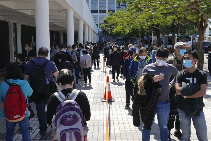 Íbúar Hong Kong standa í röð eftir skimun. Myndin var tekin í morgun.