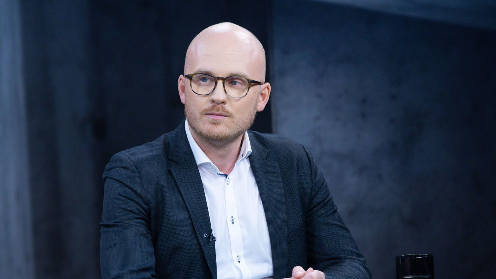 Varan­leg tug­pró­senta hækkun olíu­verðs gæti ýtt verð­bólgunni upp í sex pró­sent