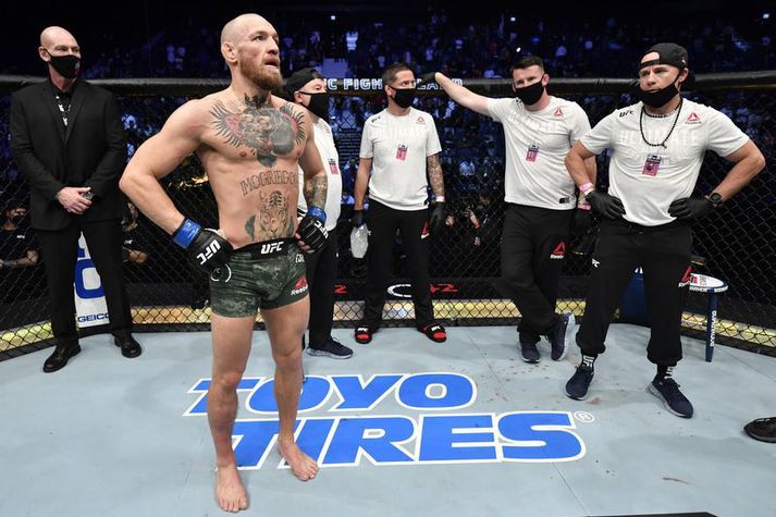 Conor McGregor sést hér eftir tapið á móti Dustin Poirier en hægri leggurinn hans átti eftir að bólgna miklu miklu meira á næstu klukkutímunum á eftir.