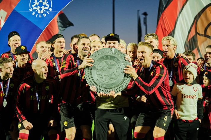 Ingvar Jónsson lyfti Íslandsmeistaraskildinum með félögum sínum í Víking.