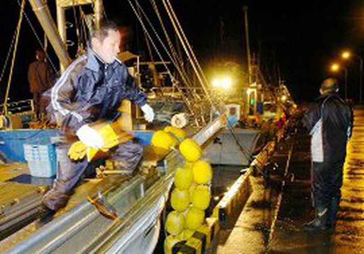 Fiskimaður í Japan að forða sér undan flóðbylgjunni. Hann hefði þó hugsanlega getað staðið lengur í stafni.