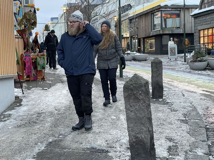 Klakabunkar hafa víða myndast þar sem bræðslukerfi hefur ekki undan að bræða snjó í miðborginni. Myndin var tekin í dag en nú á að vera búið að sanda og salta á helstu gönguleiðum þar.