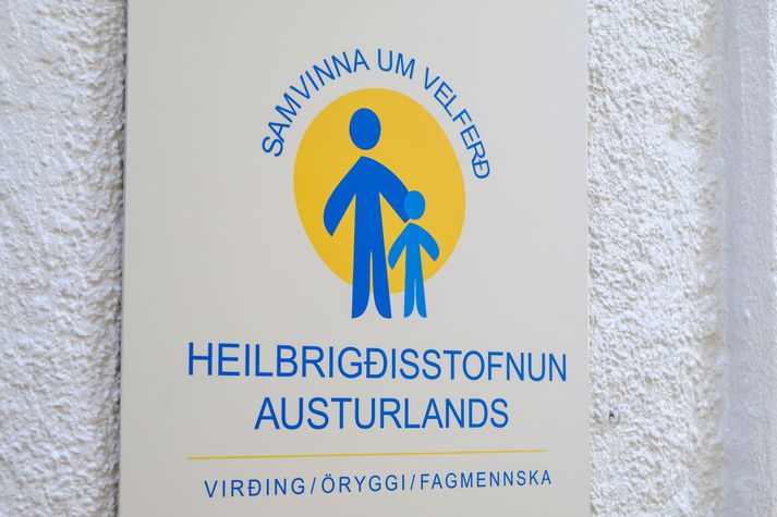 Sex voru fluttir á Egilsstaði í sjúkrabíl. 