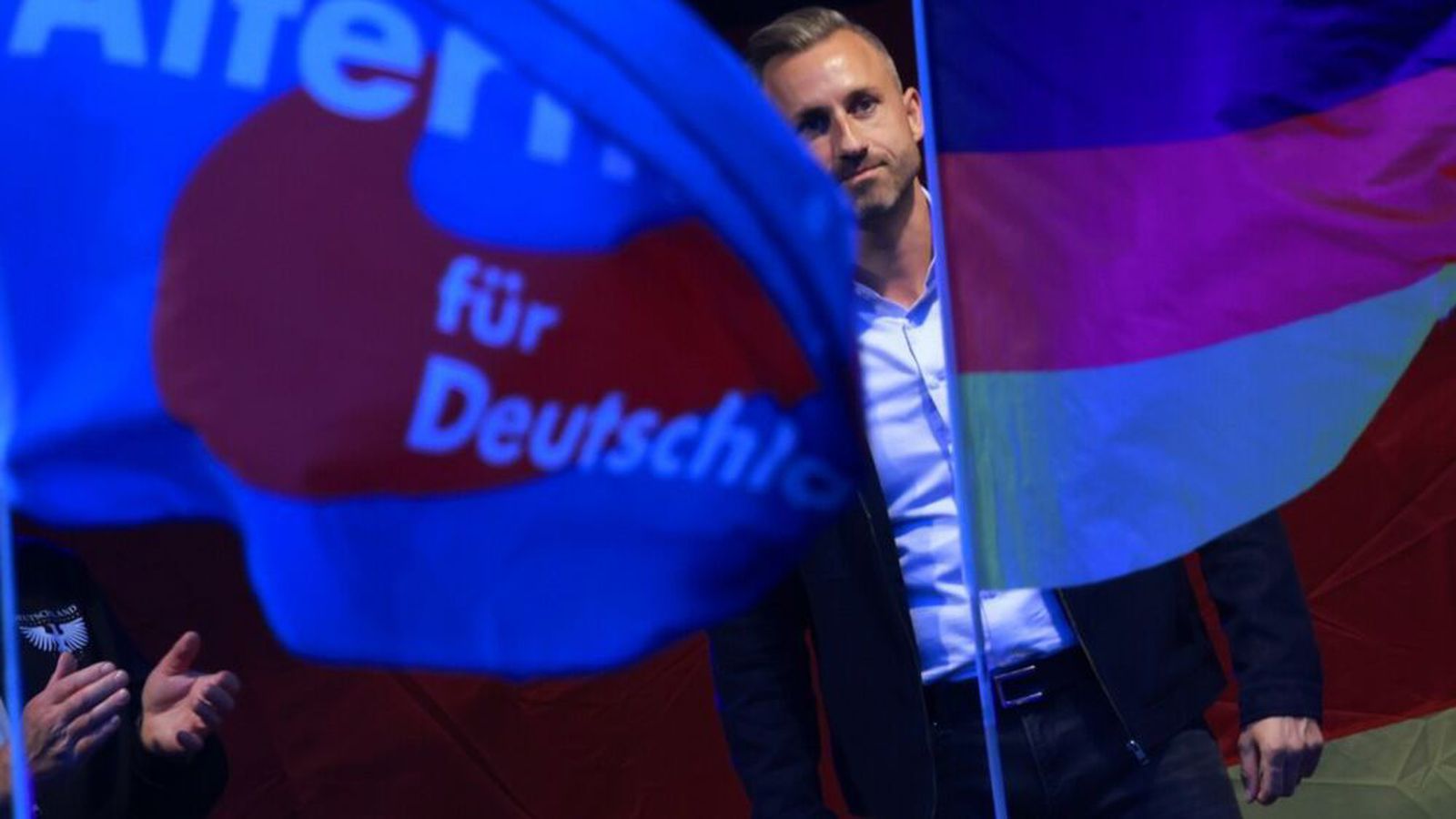 Rísandi stjarna AfD um­kringd nýnas­istum
