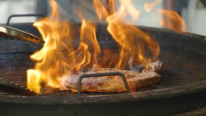 Hin eini sanni BBQ kóngur sýnir hvernig framreiða á dýrindis forrétt úr einni dýrustu steik sem völ er á. Wagyu A5. 