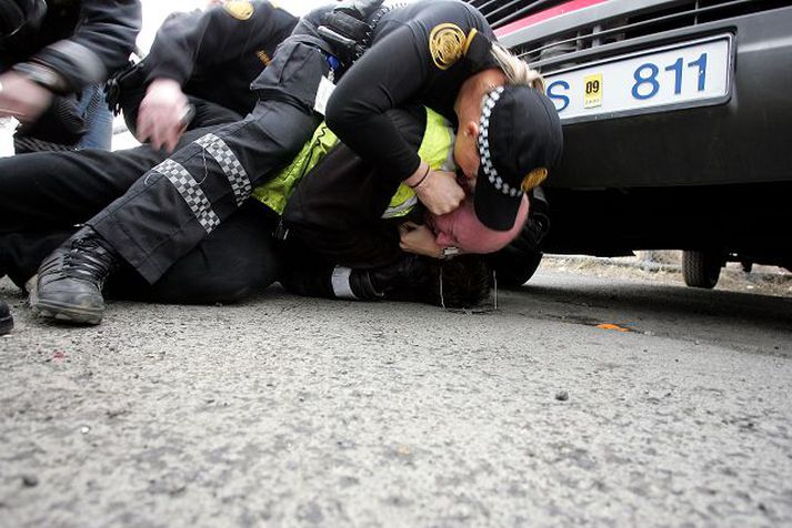 Lögreglumaður slasaðist alvarlega þegar ráðist var á hann á Kirkjusandi í kjölfar mótmæla vörubílstjóra.fréttablaðið/daníel