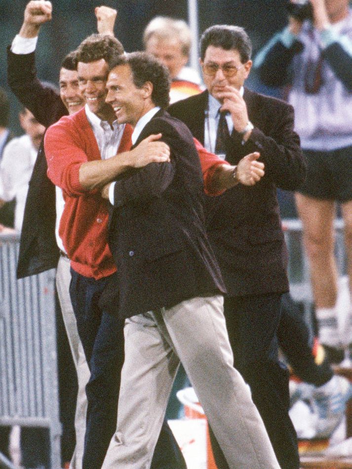 Holger Osieck og Franz Beckenbauer fagna heimsmeistaratitlinum 1990.