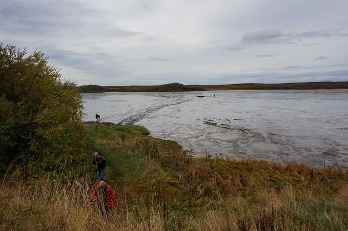 Björgunarsveitarmenn undirbúa nú að draga hrefnuna á land á flóði í kvöld.