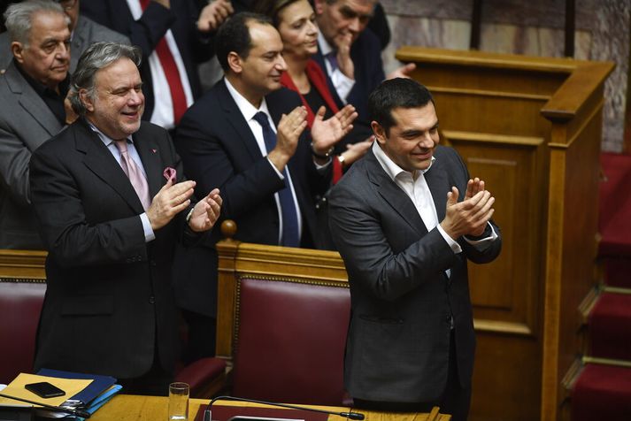 Alexis Tsipras, forsætisráðherra Grikklands, fagnaði niðurstöðunni í þingsal í dag.