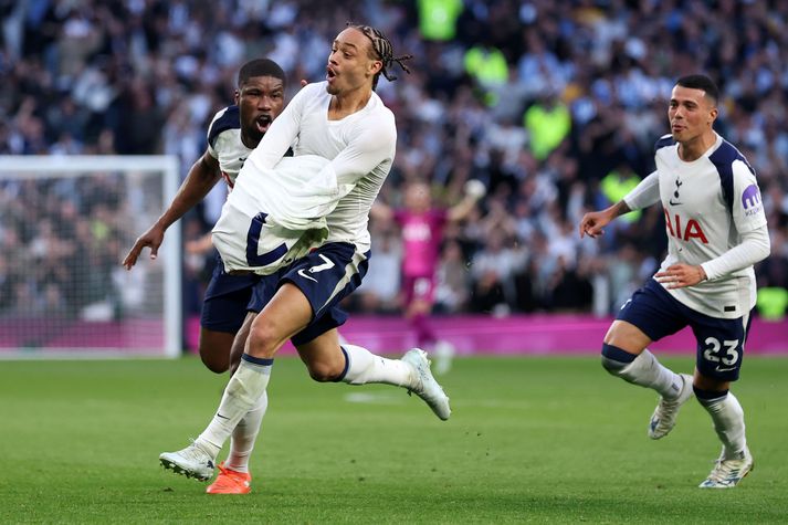 Xavi Simons fagnar hér stórkostlegu marki sínu í kvöld.