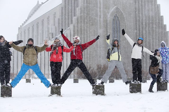 Hressir ferðamenn við Hallgrímskirkju.