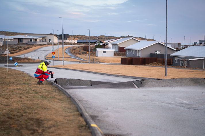 Pípulagningarmenn og fleiri vinna baki brotnu að því að bjarga því sem bjargað verður í Grindavík.