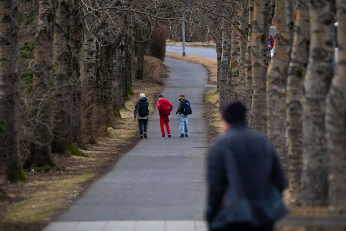 Hiti verður á bilinu sex til fimmtán stig, hlýjast á Austurlandi. 