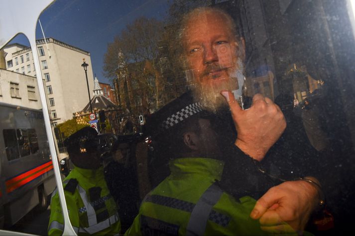 Julian Assange var borinn út úr sendiráði Ekvador í London fyrir helgi. Hann hefur verið ákærður fyrir meinta netglæpi.