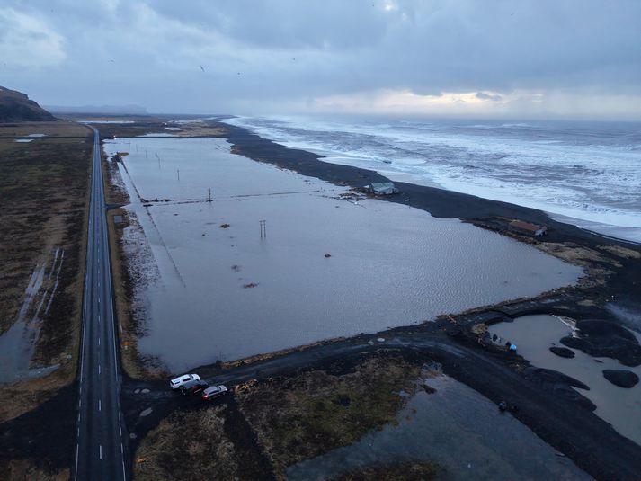 Sjór gekk yfir þjóðveginn austan við Vík í Mýrdal í gær.