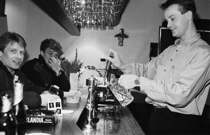 Þessir tveir biðu spenntir eftir bjórnum þann 1. mars 1989.