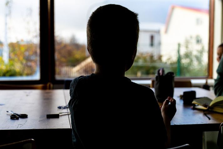 Barnið var níu ára á þessum tíma og með ADHD-greiningu. Að sögn móður glímdi það við mikla vanlíðan eftir atvikið.