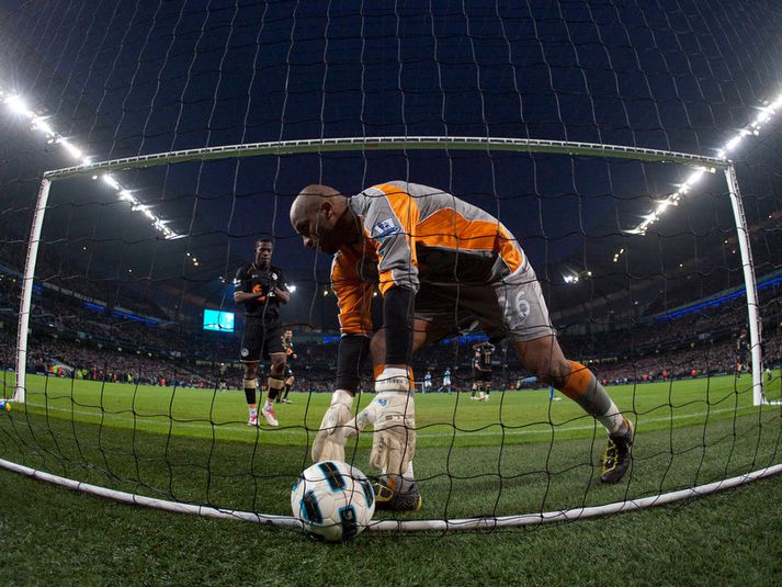 Ali Al Habsi sækir boltann í markið hjá sér.