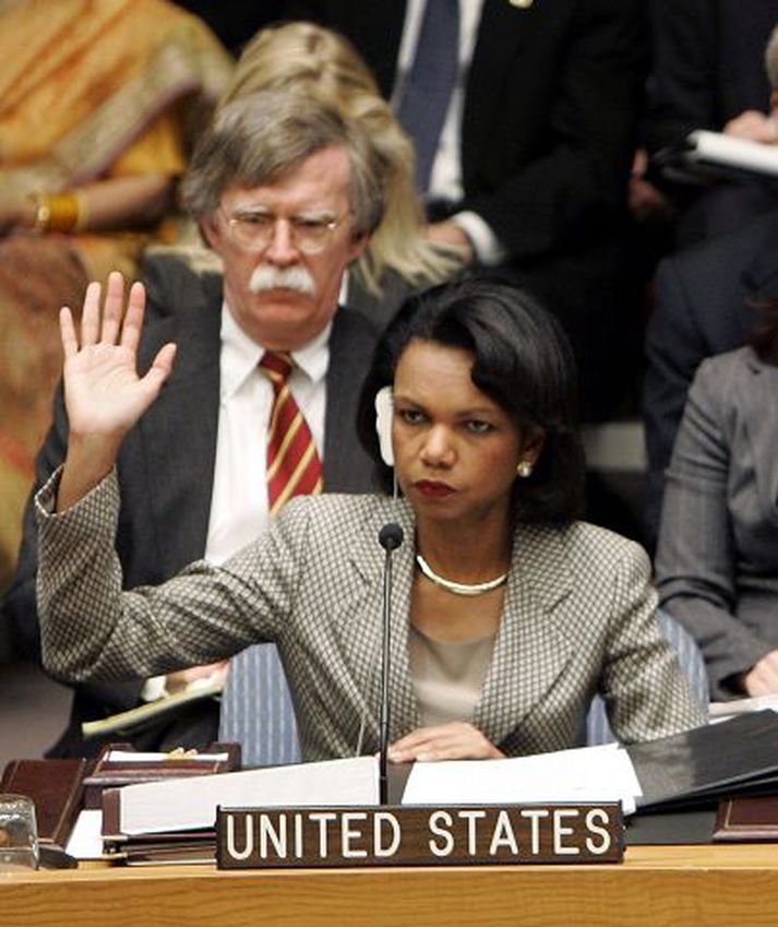Ályktunin samþykkt. Condoleezza Rice, utanríkisráðherra Bandaríkjanna, samþykkti vitanlega ályktunina í gær enda voru Bandaríkjamenn á meðal flutningsmanna hennar. Á bak við hana sést John Bolton, sendiherra landsins hjá SÞ.