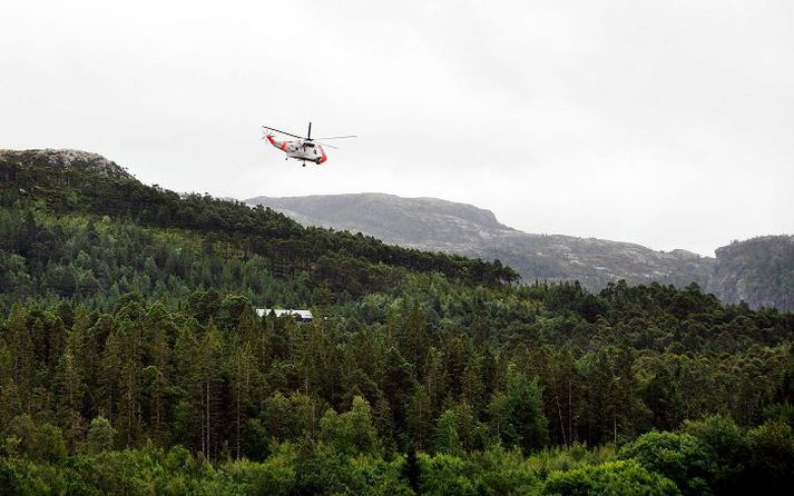 Þyrla ferjaði björgunarfólk á slysstað.Nordicphotos/AFP